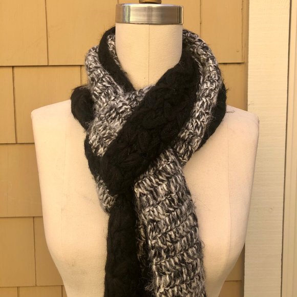 MARLED BLACK & CREAM ALPACA SCARF - Picture 4 of 5